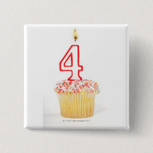 Cupcake met genummerde verjaardagskaars 2 vierkante button 5,1 cm