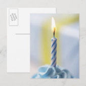 Cupcake met kaars, close-up (brandpunt) briefkaart (Voorkant / Achterkant)
