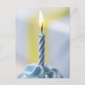 Cupcake met kaars, close-up (brandpunt) briefkaart (Voorkant)