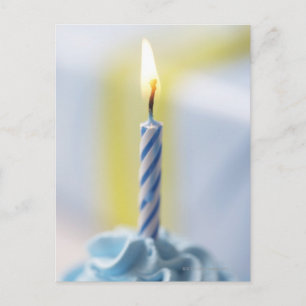 Cupcake met kaars, close-up (brandpunt) briefkaart