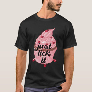 Cupcake met roze glazuur en kleine rode hartjes t-shirt