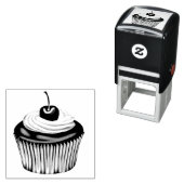 Cupcake met slagroom en een kers op de top  zelfinktende stempel (In situ)