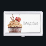 Cupcake Pastry Chef Bakery Visitekaartje Visitekaarthouder<br><div class="desc">Een schattige chocolade cupcake met een kerrie bovenaan siert dit hoesje van bakkerij-visitekaartje. Pas het aan met jouw naam en bedrijfsinformatie. Ontworpen voor jou door Blackberry Boulevard.</div>