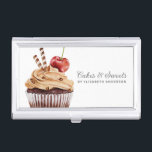 Cupcake Pastry Chef Bakery Visitekaartje Visitekaarthouder<br><div class="desc">Een schattige chocolade cupcake met een kerrie bovenaan siert dit hoesje van bakkerij-visitekaartje. Pas het aan met jouw naam en bedrijfsinformatie. Ontworpen voor jou door Blackberry Boulevard.</div>
