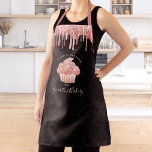 Cupcake Roos Gold Glitter Drift Black Bakery Chef Schort<br><div class="desc">Hier is een wonderlijke manier om het plezier van het bakken toe te voegen. Voeg extra glans toe aan je culinaire avonturen wanneer je dit elegante, verfijnde, eenvoudige en moderne schort draag. Een dunne, donkere gouden handtaart van het roos, glitterdruppels, en lichte roze handgeschreven manuscripttypografie bekleden een zwarte damppatroonombre achtergrond....</div>