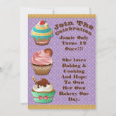 Cupcake Wars Bake off Birthday Paars Invite Kaart (Achterkant)