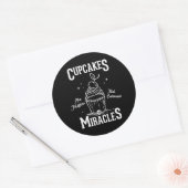 Cupcakes zijn muffins die geloven in wonderen ronde sticker (Envelop)