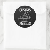 Cupcakes zijn muffins die geloven in wonderen ronde sticker (Tas)