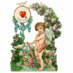 Cupido fotosculptuur Staand Fotobeeldje<br><div class="desc">Whimsical Cupido met pijlen onder bloemenboog met vogels op fotosculptuur.</div>