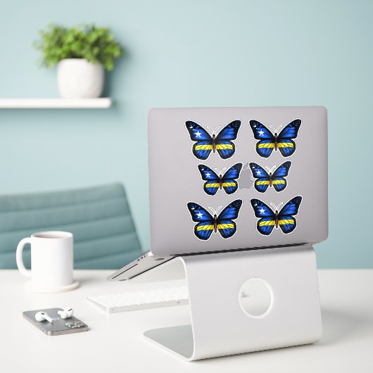Curaçao Vlinder Vlag Sticker (Laptop op bureau)