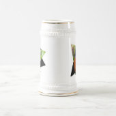 Curieuze Amerikaanse Robin Songbird in de gras Bierpul (Center)