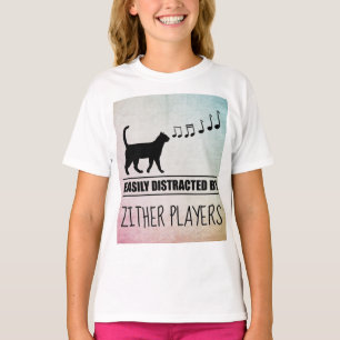 Curieuze kat is gemakkelijk verstoord door beide s t-shirt