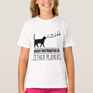 Curieuze kat is gemakkelijk verstoord door beide s t-shirt