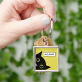 Curieuze zwarte kat gele wandelwand gepersonalisee sleutelhanger (Hand)