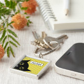 Curieuze zwarte kat gele wandelwand gepersonalisee sleutelhanger (Zijkant)