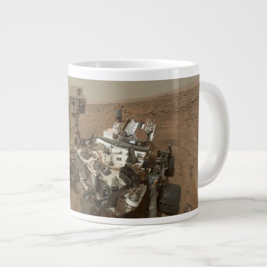Curiosity Rover op het oppervlak van Mars. Grote Koffiekop (Voorkant rechts)