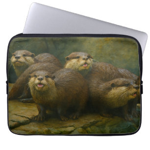 Curious Company – Otter Family On The Rocks beroem Laptop Sleeve