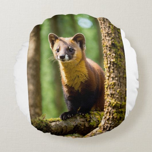 Curious Eyes – Geanimeerde Pine Marten Close-up Rond Kussen (Voorkant)