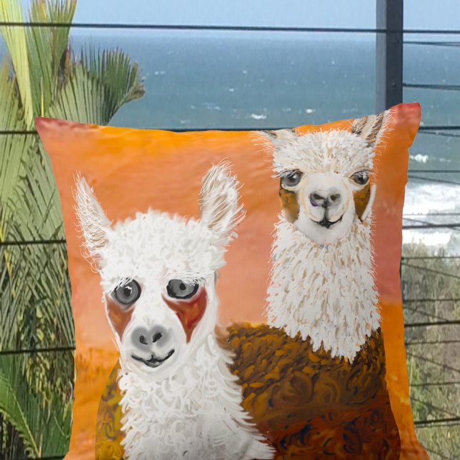 Curious Llamas against Golden Sky Throw Pillow Buitenkussen (Creator heeft geüpload)