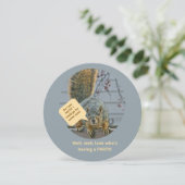 CURIOUS SQUIRREL ON FENCE LOOKING INTO HOUSE KAART (Staand voorkant)