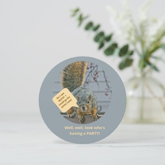 CURIOUS SQUIRREL ON FENCE LOOKING INTO HOUSE KAART (Staand voorkant)