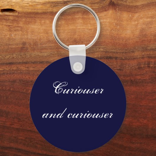 Curiouser en curiouser sleutelhanger (Voorkant)