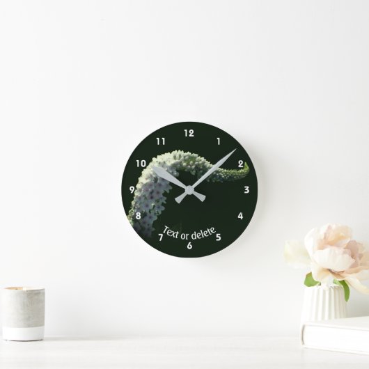 Curling White Wildflower Personalized Ronde Klok (Huis)
