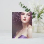 Curly-gehuurde vrouw in Paars Briefkaart (Staand voorkant)