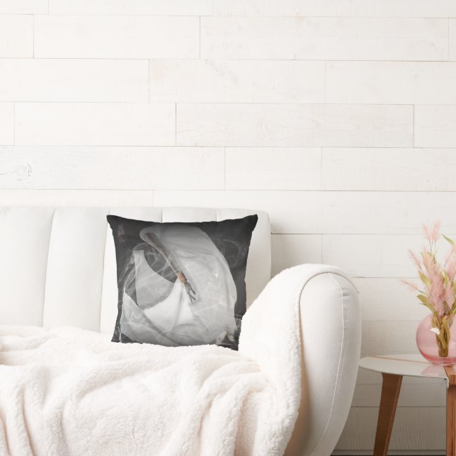 Cursed by Beauty Throw Pillow Kussen (Bank)