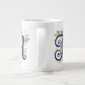 Cursieve M – Elegante Blauwe & Gouden Monogram Grote Koffiekop (Achterkant)