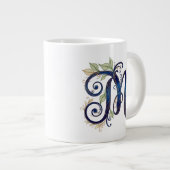 Cursieve M – Elegante Blauwe & Gouden Monogram Grote Koffiekop (Voorkant rechts)