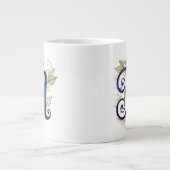 Cursieve M – Elegante Blauwe & Gouden Monogram Grote Koffiekop (Voorkant)