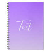Cursieve scriptnaam & bewerkbare lichte paarse omb notitieboek (Voorkant)