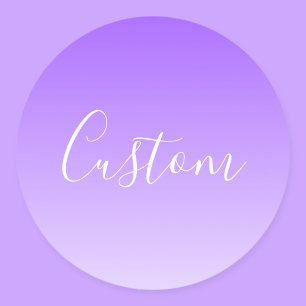 Cursieve scriptnaam & bewerkbare lichte paarse omb ronde sticker