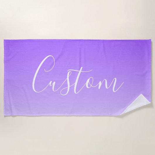 Cursieve scriptnaam en bewerkbare lichte Paarse om Strandlaken (Voorkant)