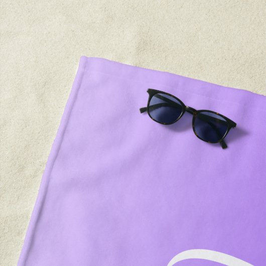 Cursieve scriptnaam en bewerkbare lichte Paarse om Strandlaken (In situ)