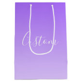 Cursieve scriptnaam & Lichtpaarse ombre bewerkbaar Medium Cadeauzakje (Achterkant)