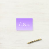 Cursieve scriptnaam & Lichtpaarse ombre die bewerk Post-it® Notes (Op bureau)