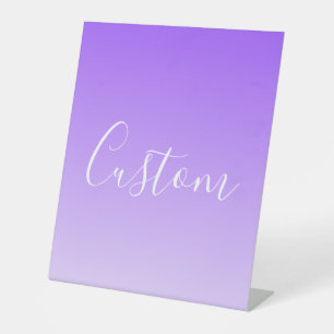 Cursieve scriptnaam & Lichtpaarse ombre die bewerk Reclamebord Met Voetstuk