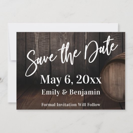 Cursieve Typografie Boven Bruine Houten Vat Save The Date (Voorkant)