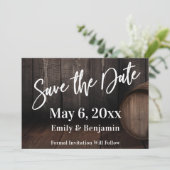 Cursieve Typografie Boven Bruine Houten Vat Save The Date (Staand voorkant)