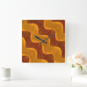 Curva laranja e pontos dourados sobre fundo marrom vierkante klok (Huis)