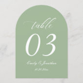 Curved Sage Green Wedding Table Number Kaart (Voorkant)