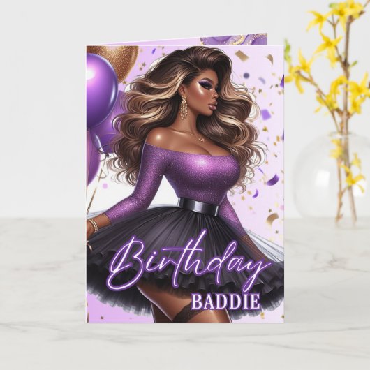 Curvy Glam Afro-Amerikaanse Vrouw Paarse Verjaarda Kaart (Gele Bloem)