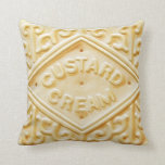 Custard Cream Retro Biscuit Kussen Kussen Kussen<br><div class="desc">Custard Creme Biscuit Cookie Cushionkussen in een romige gele koekjeskleur. Goed genoeg om te eten, zal dit kussen een leuke vleugje retro nostalgie toevoegen aan uw zachte meubels en interieur. Probeer ook onze andere kussens en kussens uit het biscuitassortiment om te mixen en matchen.</div>