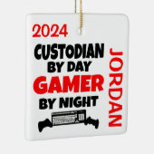 Custodian speelt graag videogames keramisch ornament (Rechts)