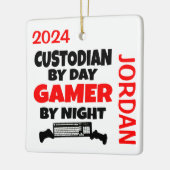 Custodian speelt graag videogames keramisch ornament (Links)