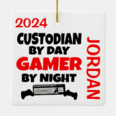 Custodian speelt graag videogames keramisch ornament (Achterkant)