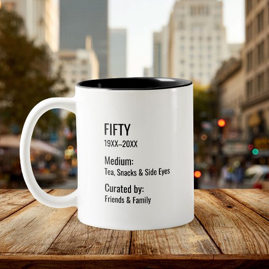 Custom 50th Birthday Fun Museum Label Inside Joke Tweekleurige Koffiemok