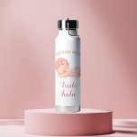 Custom Baby Girl Naam Tot ziens Waterfles<br><div class="desc">Een mooie manier om liefde te sturen voordat baby arriveert! Deze gepersonaliseerde waterfles is voorzien van een zachte pastel baby meisje illustratie met het bericht "See You Soon" en aangepaste tekst voor elke tante,  oma,  of geliefde. Ideaal als zwangerschapsverassing of baby shower surprise.</div>
